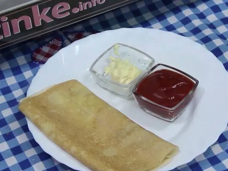 Pečena pizza s kečapom i majonezom na tanjiru